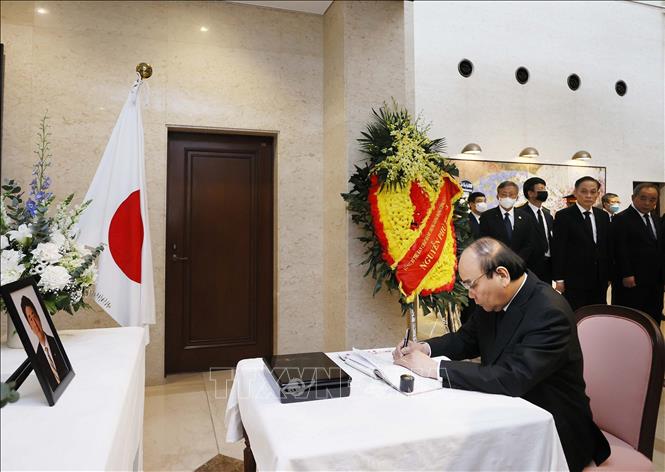 Lãnh đạo Đảng, Nhà nước viếng cố Thủ tướng Nhật Bản Abe Shinzo - Ảnh 1.
