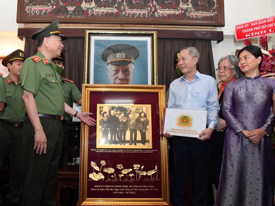 Lãnh đạo Bộ Công an, TPHCM, tỉnh Nam Định tưởng niệm Đại tướng Mai Chí Thọ - Ảnh 2.