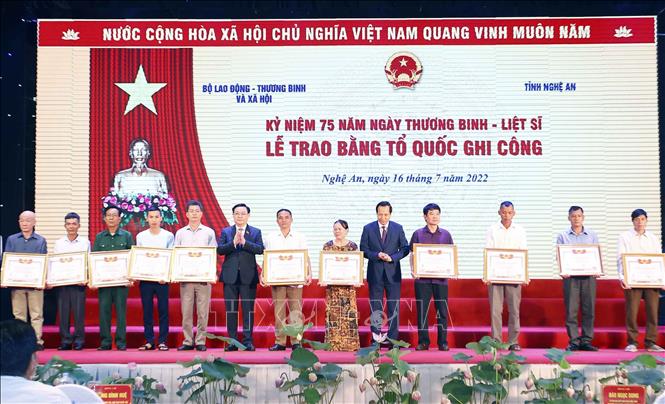 Chủ tịch Quốc hội dự Lễ trao bằng Tổ quốc ghi công năm 2022 tại Nghệ An - Ảnh 1.