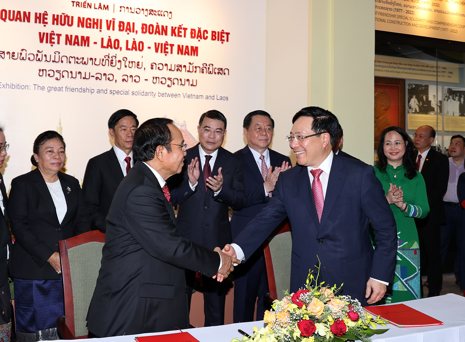 Khai mạc triển lãm Quan hệ hữu nghị vĩ đại, đoàn kết đặc biệt Việt Nam-Lào - Ảnh 4.