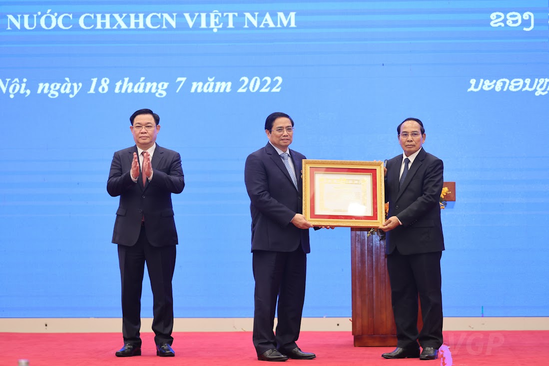Lãnh đạo cấp cao Việt Nam nhận Huân chương cao quý của Nhà nước Lào - Ảnh 1.