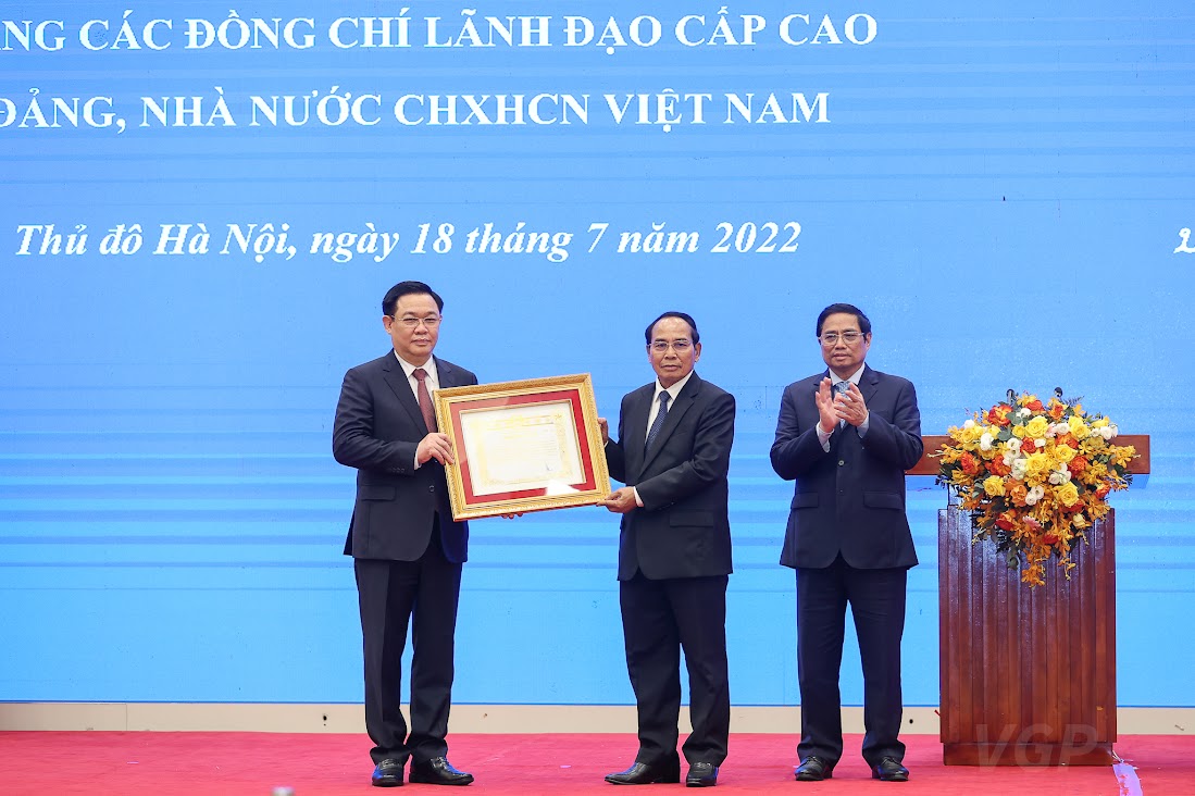 Lãnh đạo cấp cao Việt Nam nhận Huân chương cao quý của Nhà nước Lào - Ảnh 2.
