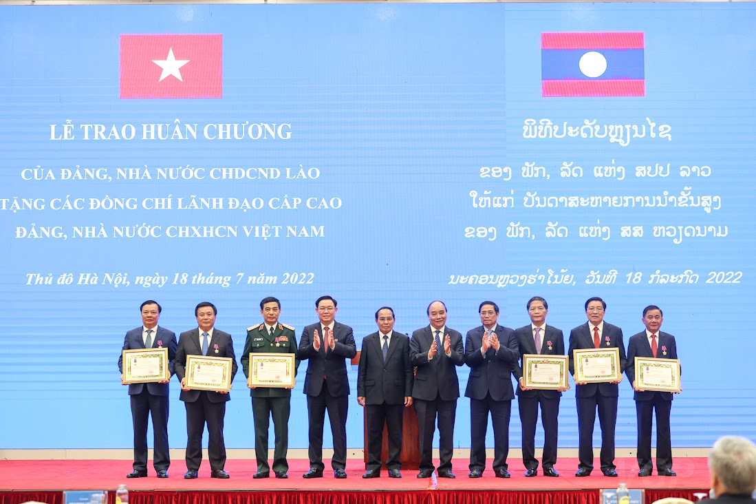 Lãnh đạo cấp cao Việt Nam nhận Huân chương cao quý của Nhà nước Lào - Ảnh 3.