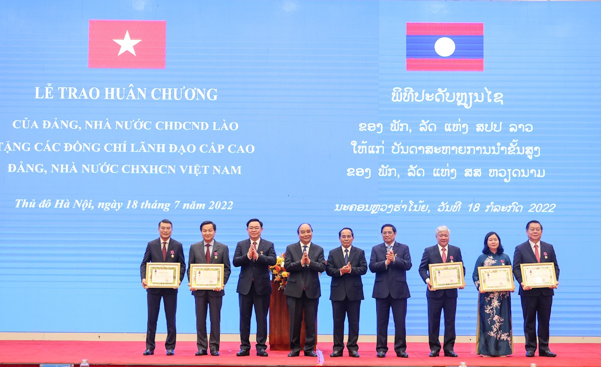 Lãnh đạo cấp cao Việt Nam nhận Huân chương cao quý của Nhà nước Lào - Ảnh 4.