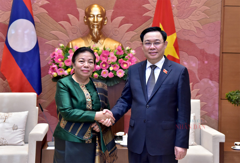 Chủ tịch Quốc hội Vương Đình Huệ tiếp Phó Chủ tịch Quốc hội Lào  - Ảnh 1.