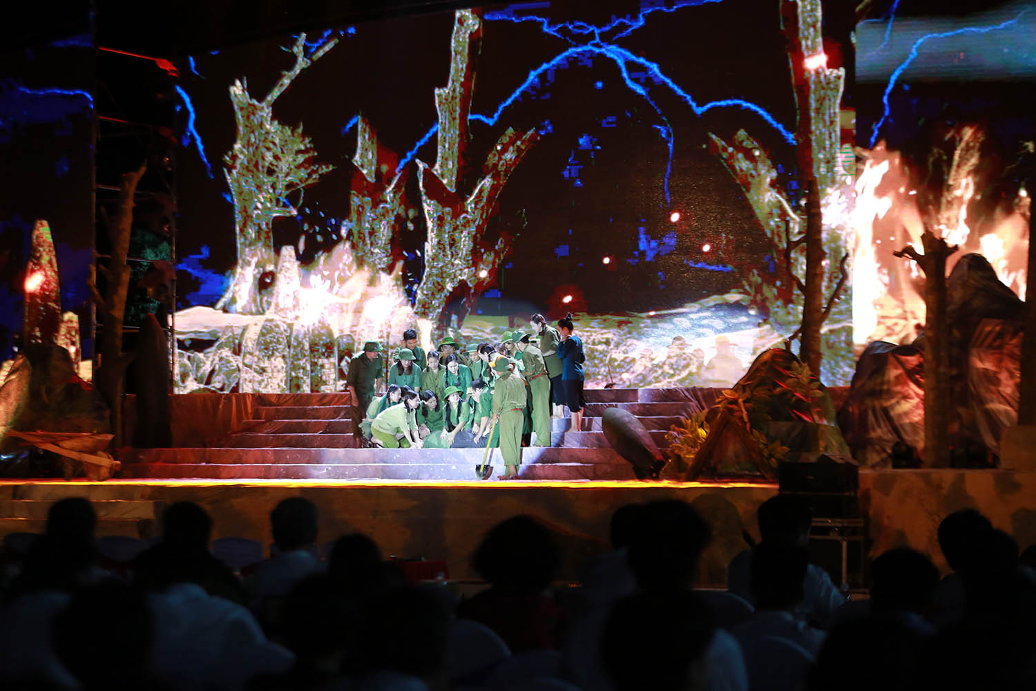 Bản tráng ca “Cõi thiêng Đồng Lộc” - Ảnh 5. Bản tráng ca “Cõi thiêng Đồng Lộc” - Ảnh 5.