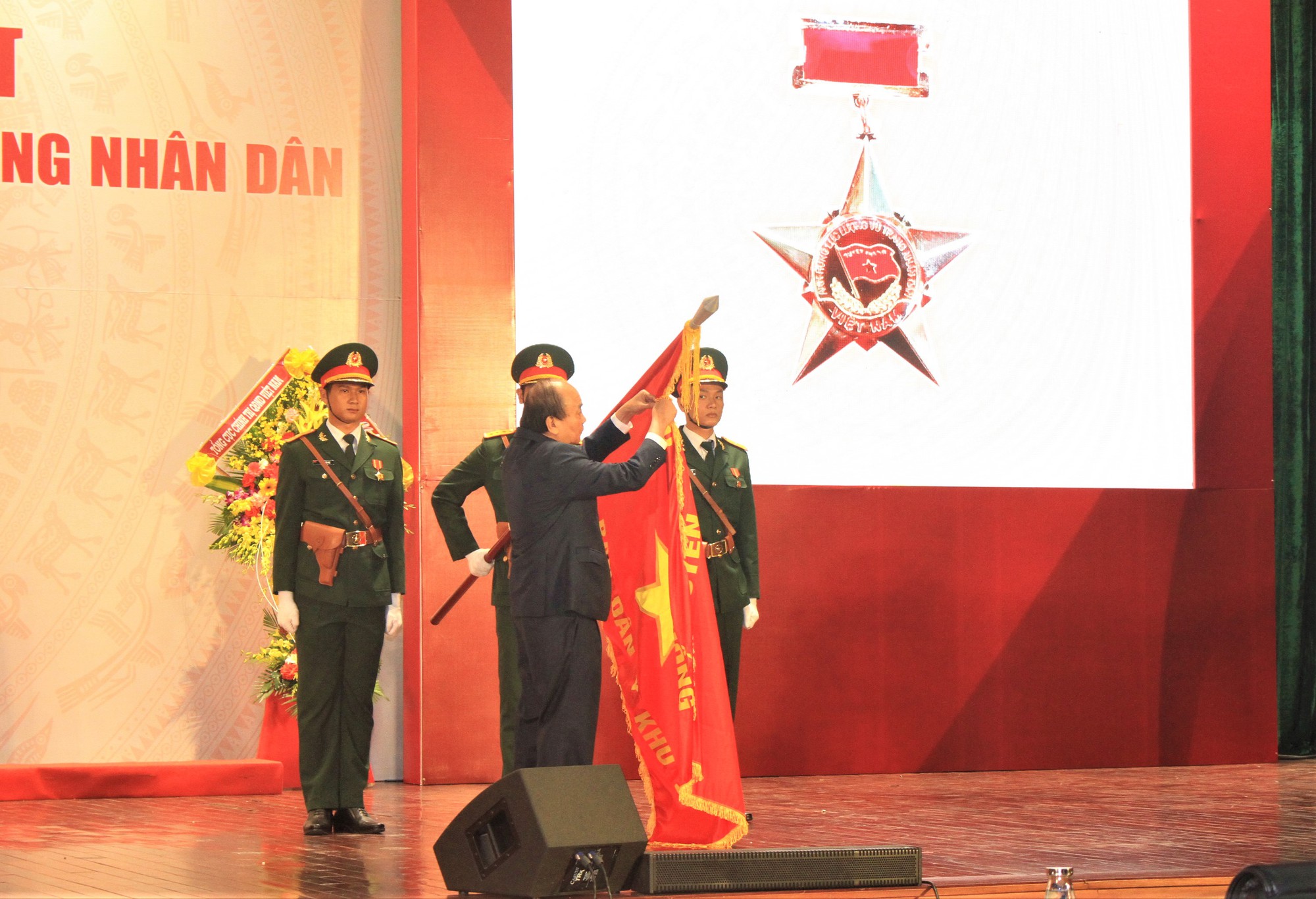 Ban Dân y Khu 5 vinh dự đón nhận danh hiệu Anh hùng Lực lượng vũ trang Nhân dân - Ảnh 1.