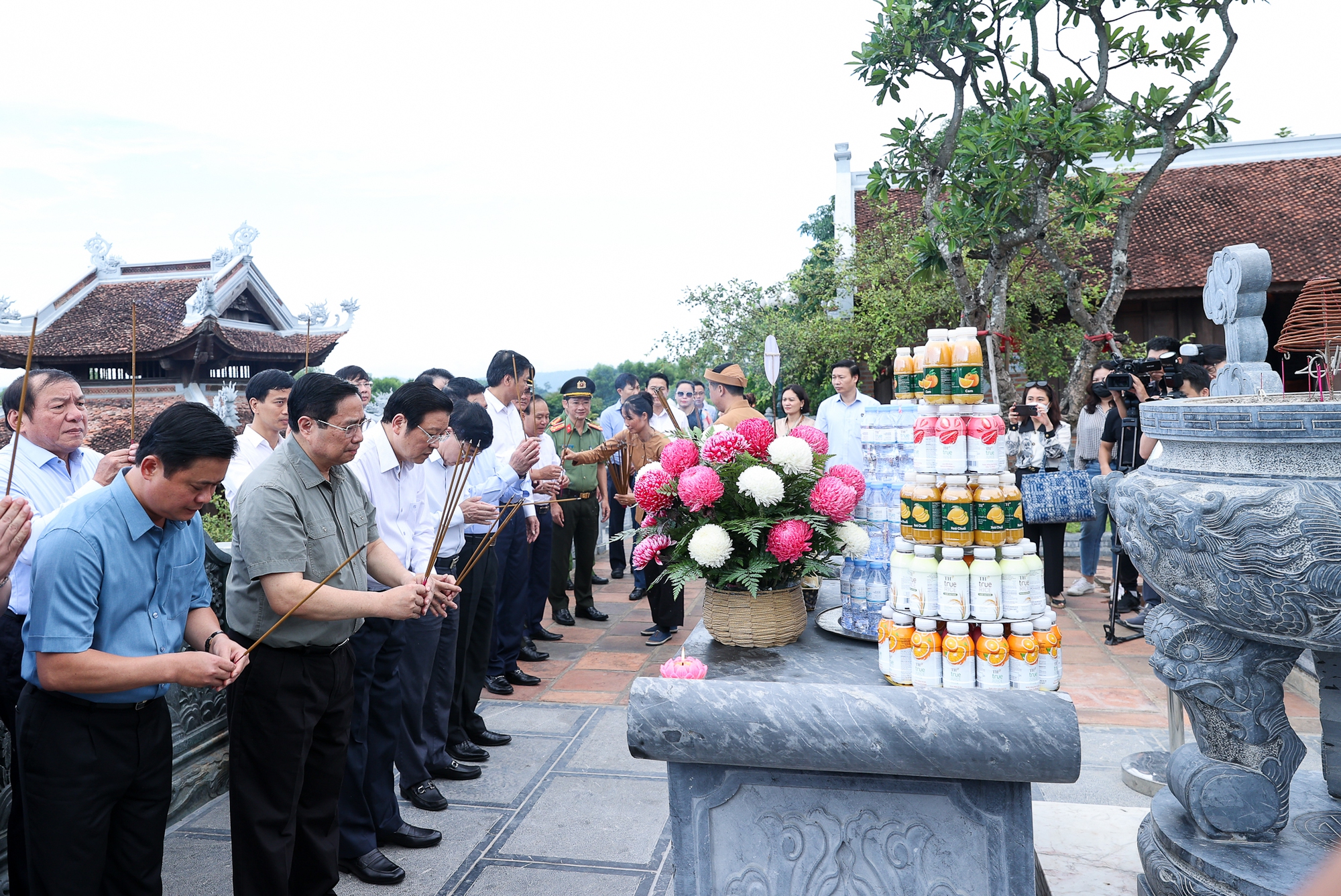 Thủ tướng dâng hương tưởng niệm Chủ tịch Hồ Chí Minh, tri ân anh hùng, liệt sĩ tại các ‘địa chỉ đỏ’ ở Nghệ An - Ảnh 5.