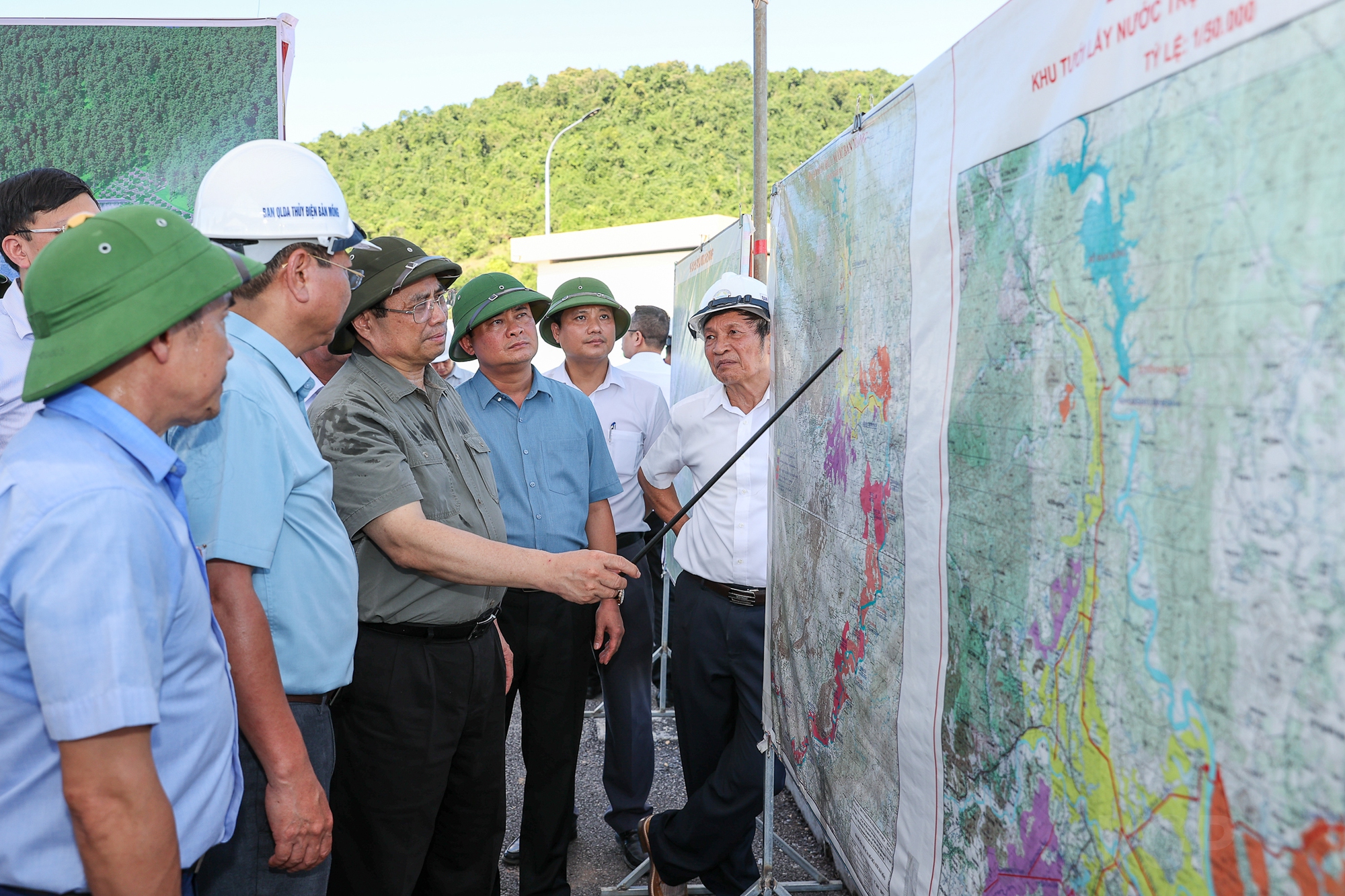 Thủ tướng khảo sát dự án thủy nông lớn nhất Nghệ An đang chậm tiến độ - Ảnh 2.