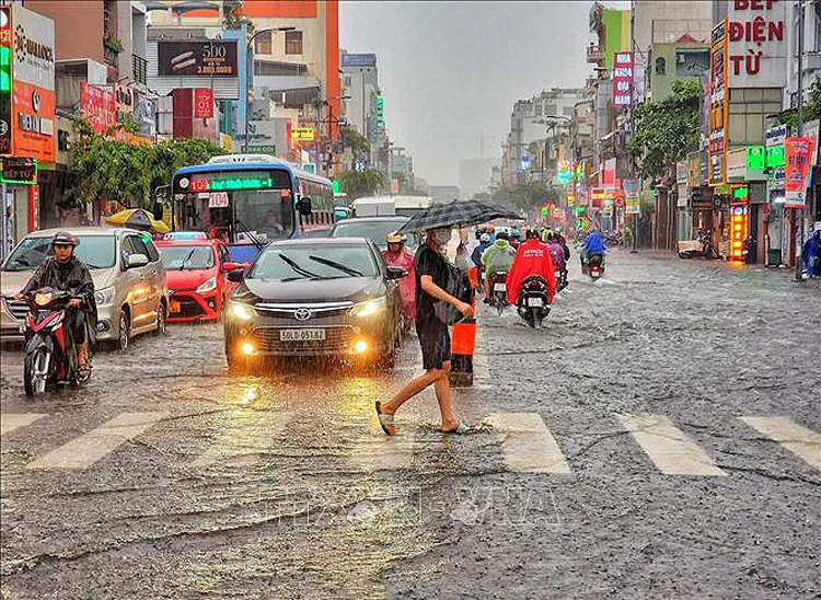 Bắc Bộ nắng nóng quay trở lại, Nam Bộ mưa dông - Ảnh 1.