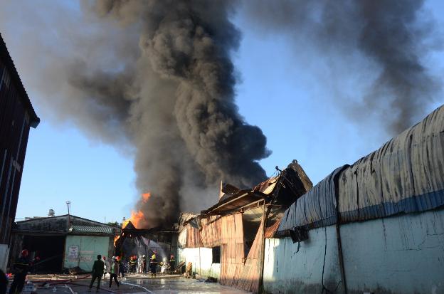 Đà Nẵng: Khống chế đám cháy lớn tại kho bãi công ty Cổ phần Vật tư vận tải xây lắp Điện lực Miền Trung