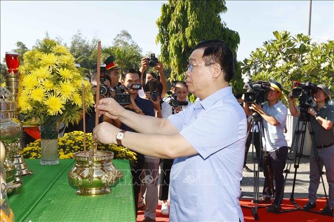 Chủ tịch Quốc hội dâng hương tưởng niệm các Anh hùng liệt sĩ tại Quảng Ngãi