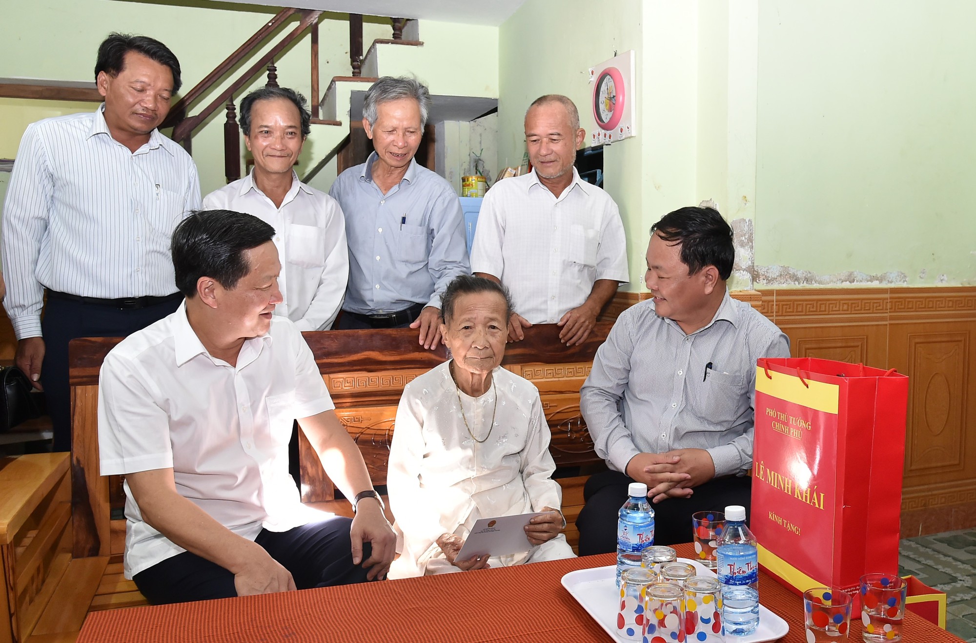Phó Thủ tướng Lê Minh Khái tặng quà, động viên gia đình người có công tỉnh Quảng Nam - Ảnh 2.