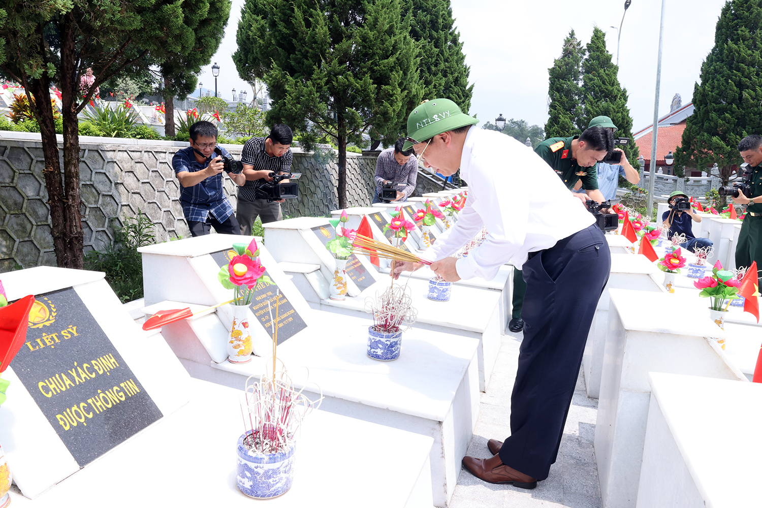 Phó Thủ tướng Thường trực dâng hương tưởng nhớ các liệt sĩ Nghĩa trang Liệt sĩ quốc gia Vị Xuyên - Ảnh 3.