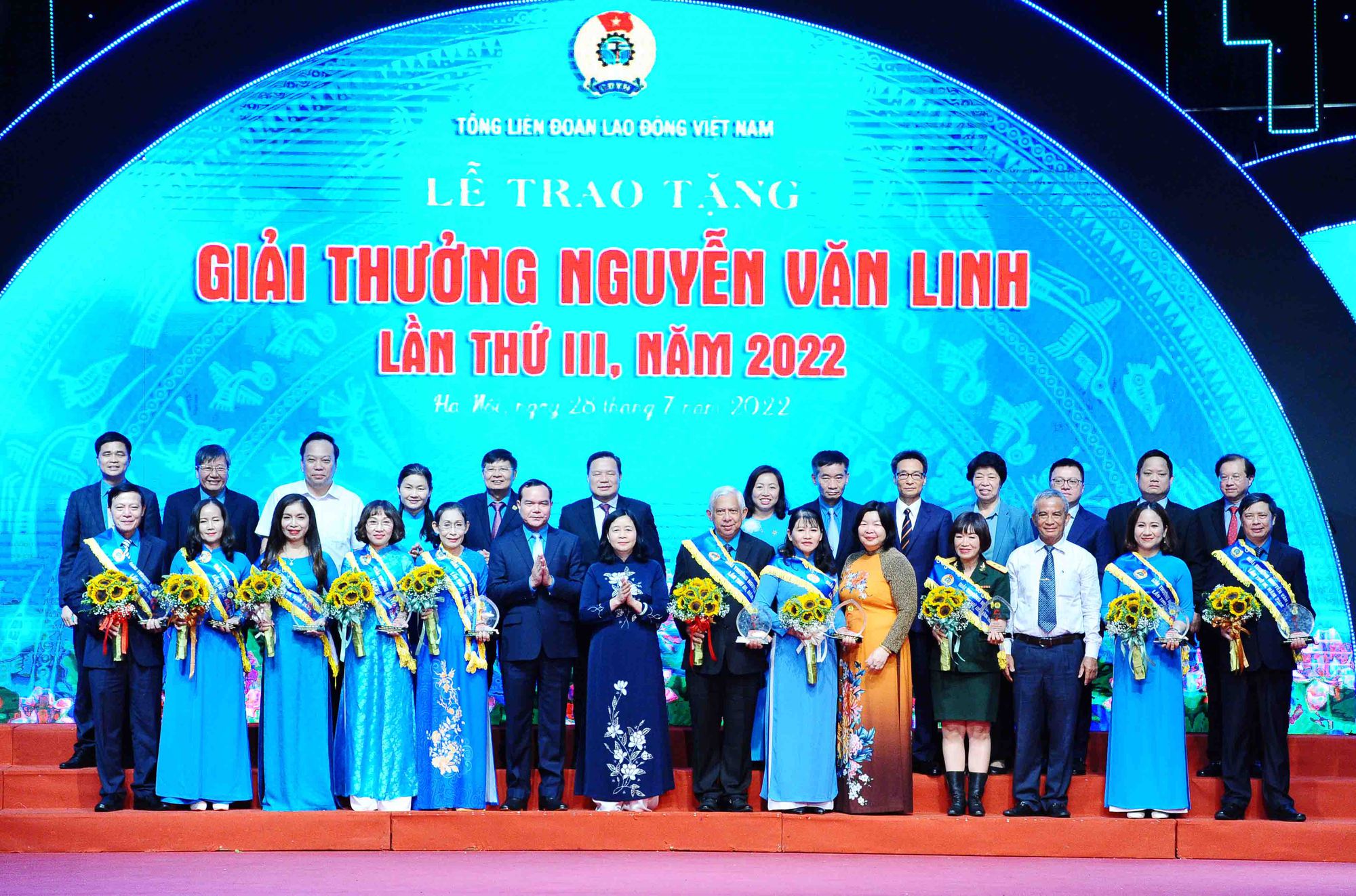 Trao Giải thưởng Nguyễn Văn Linh cho 10 cán bộ công đoàn tiêu biểu, xuất sắc - Ảnh 1.