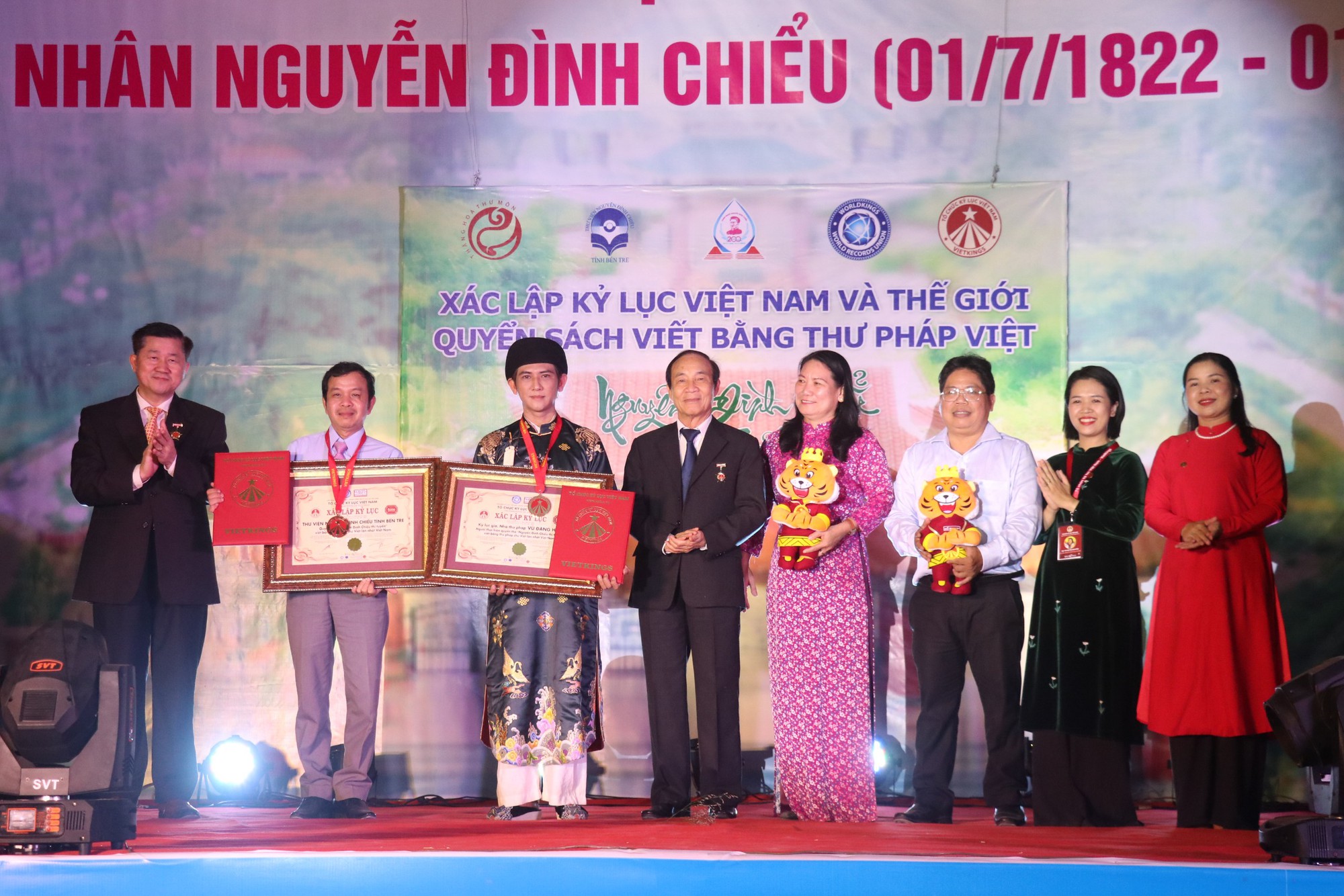 Sách thư pháp 'Nguyễn Đình Chiểu thi tuyển' lập kỷ lục thế giới - Ảnh 2. Sách thư pháp 'Nguyễn Đình Chiểu thi tuyển' lập kỷ lục thế giới - Ảnh 2.