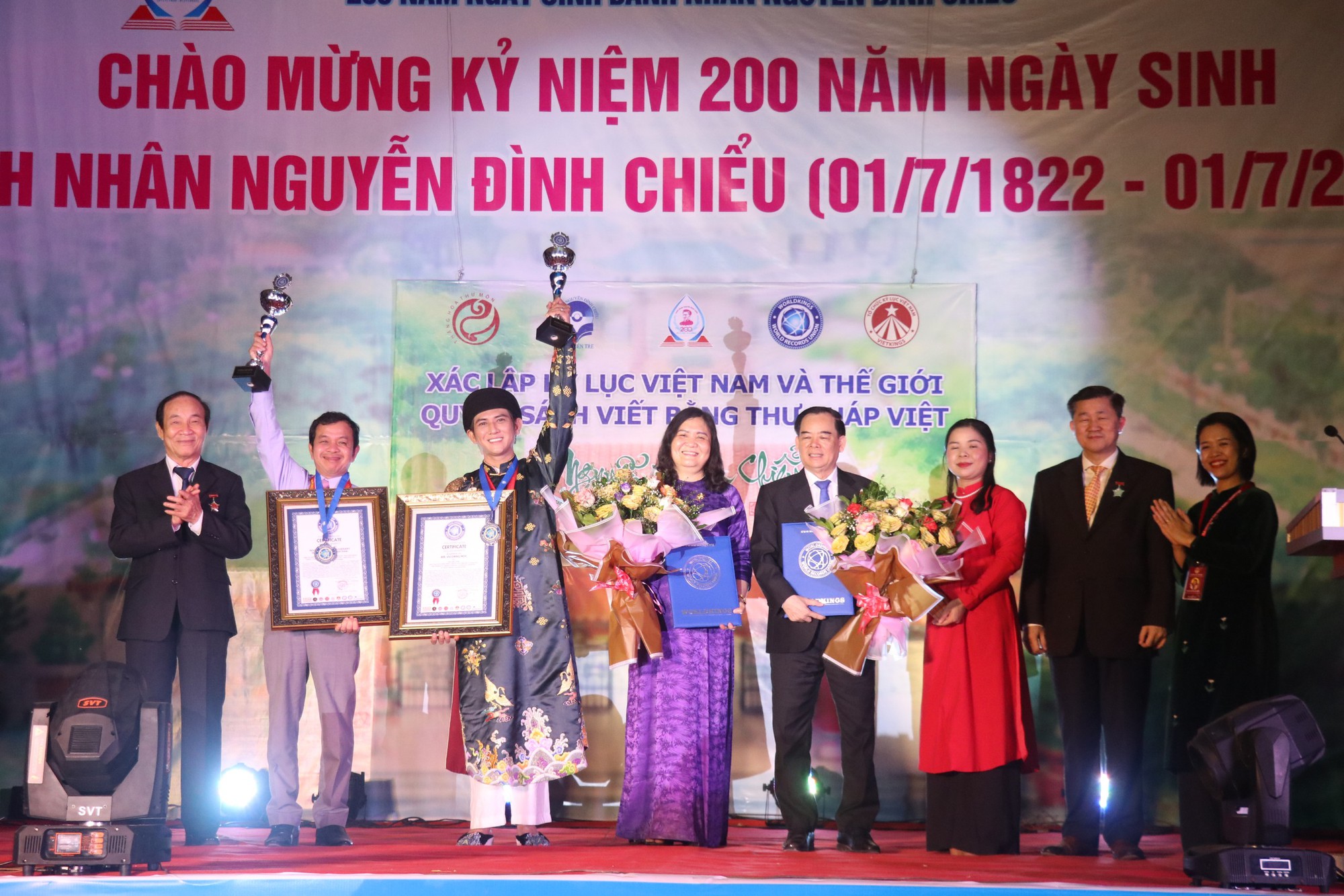 Sách thư pháp 'Nguyễn Đình Chiểu thi tuyển' lập kỷ lục thế giới - Ảnh 3. Sách thư pháp 'Nguyễn Đình Chiểu thi tuyển' lập kỷ lục thế giới - Ảnh 3.