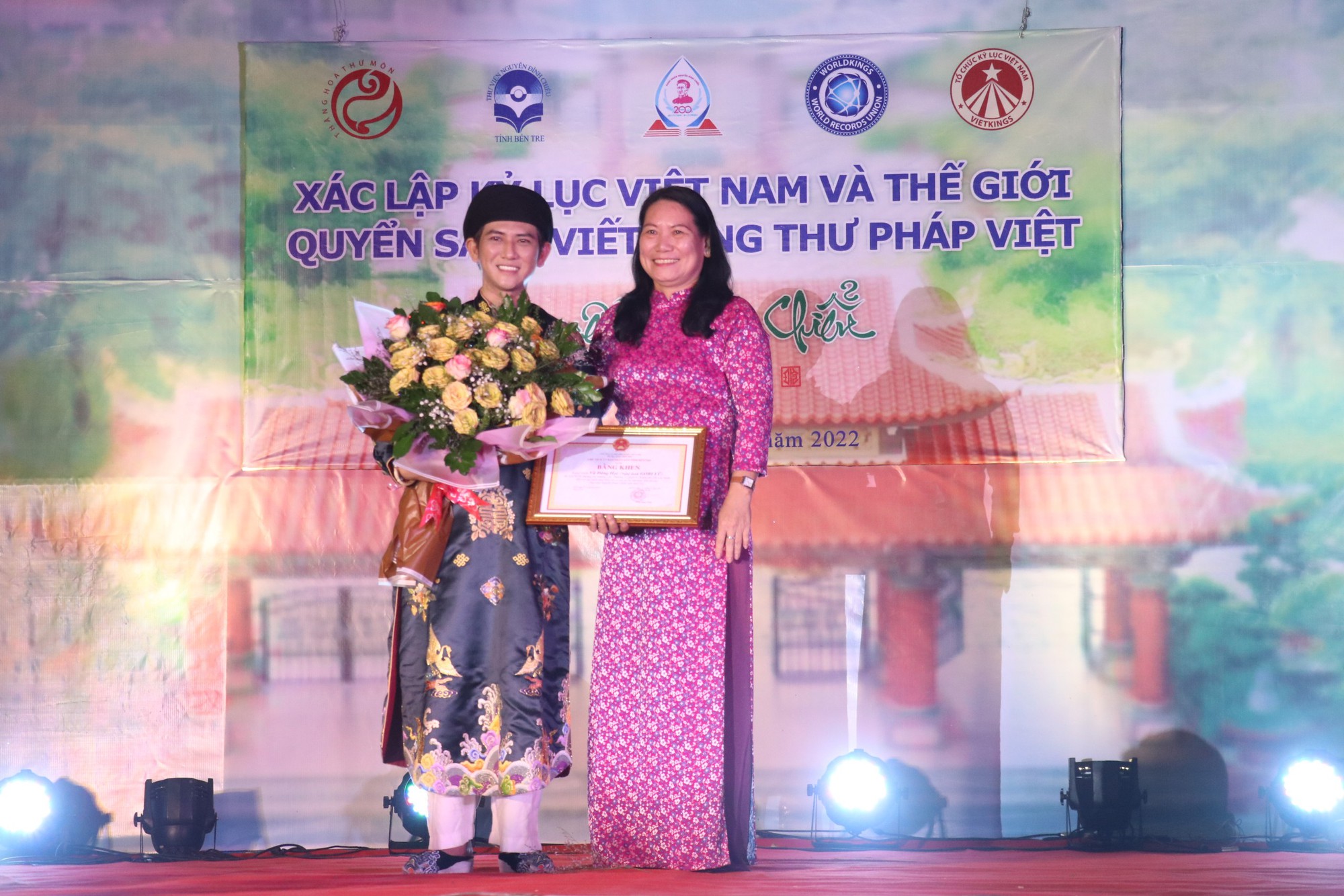 Sách thư pháp 'Nguyễn Đình Chiểu thi tuyển' lập kỷ lục thế giới - Ảnh 4. Sách thư pháp 'Nguyễn Đình Chiểu thi tuyển' lập kỷ lục thế giới - Ảnh 4.