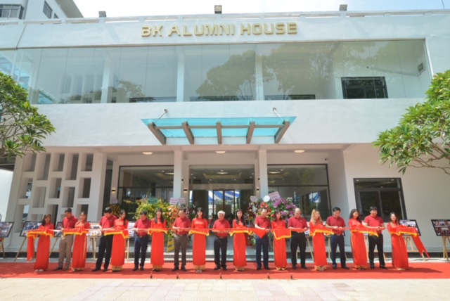 Bách khoa Hà Nội khánh thành Tòa nhà cựu sinh viên đầu tiên tại Việt Nam - Ảnh 1.