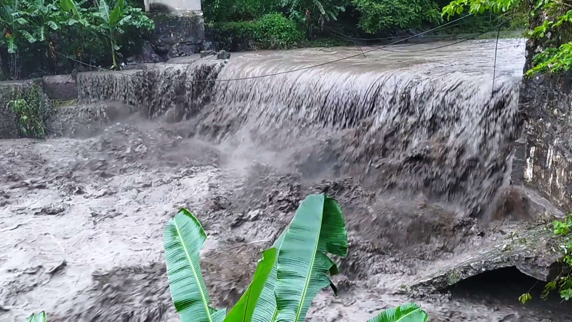 Lũ quét bất ngờ đổ về, 4 người bị nước cuốn trôi - Ảnh 1. Lũ quét bất ngờ đổ về, 4 người bị nước cuốn trôi - Ảnh 1.