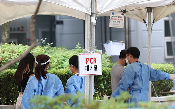 Số ca mắc COVID-19 tăng cao tại nhiều nước