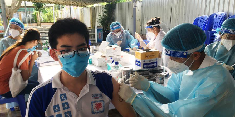 Bến Tre: Tiếp tục đẩy mạnh tiêm vaccine phòng COVID-19 dù tỉ lệ tiêm chủng đạt cao - Ảnh 1.