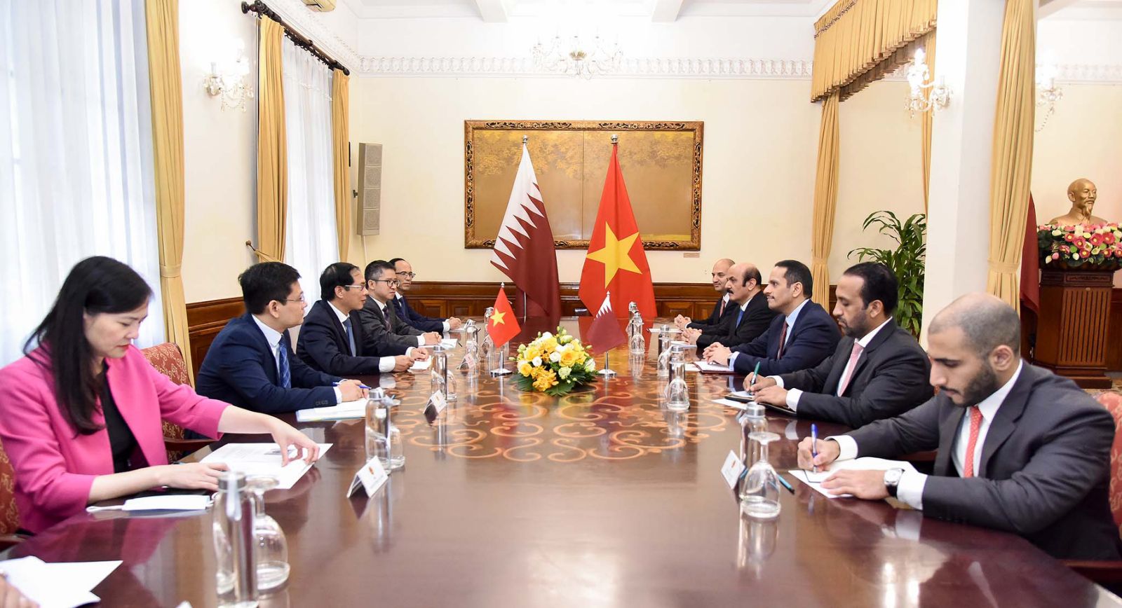 Bộ trưởng Ngoại giao Bùi Thanh Sơn hội đàm với Phó Thủ tướng, Bộ trưởng Ngoại giao Qatar - Ảnh 1.