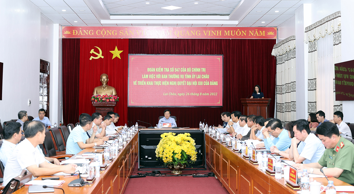 Đoàn công tác của Bộ Chính trị làm việc với Ban Thường vụ Tỉnh ủy Lai Châu - Ảnh 2.
