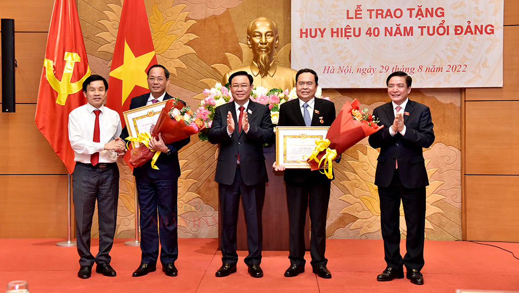 Chủ tịch Quốc hội Vương Đình Huệ trao Huy hiệu 40 năm tuổi Đảng tặng Phó Chủ tịch Thường trực Quốc hội Trần Thanh Mẫn và Phó Chủ tịch Quốc hội, Thượng tướng Trần Quang Phương - Ảnh 5.