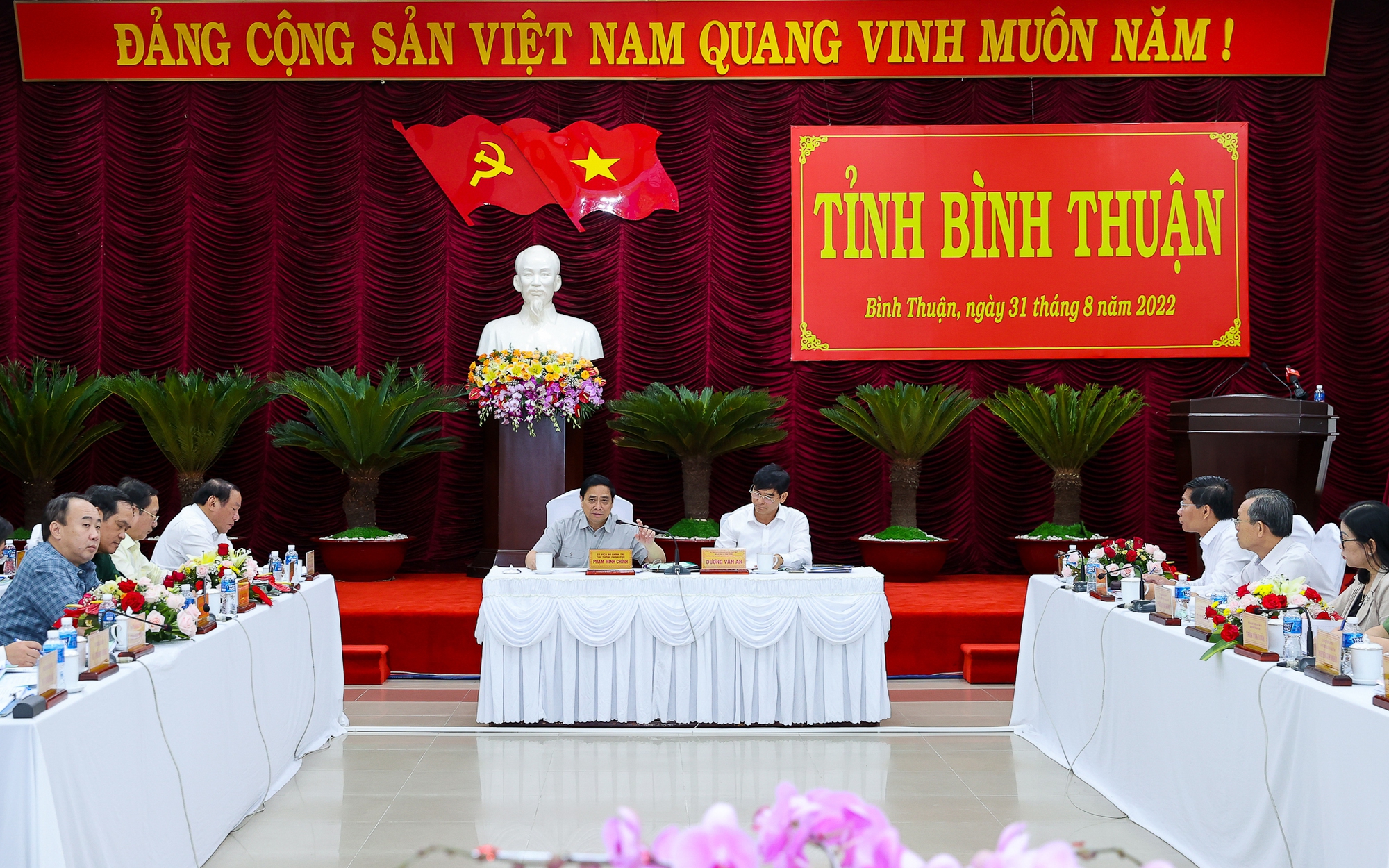 Thủ tướng Phạm Minh Chính làm việc với Ban Thường vụ Tỉnh ủy Bình Thuận