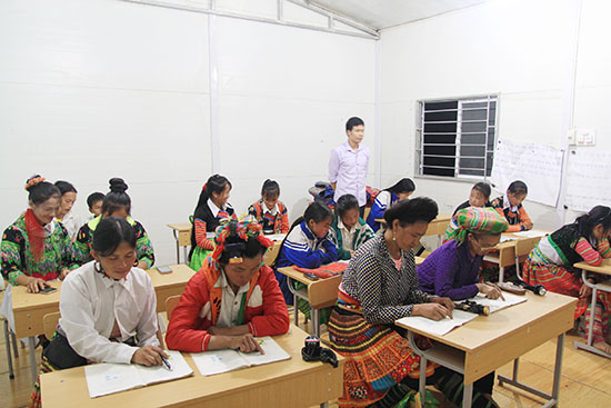 Học viên hoàn thành chương trình xóa mù chữ được xét vào học THCS - Ảnh 1.