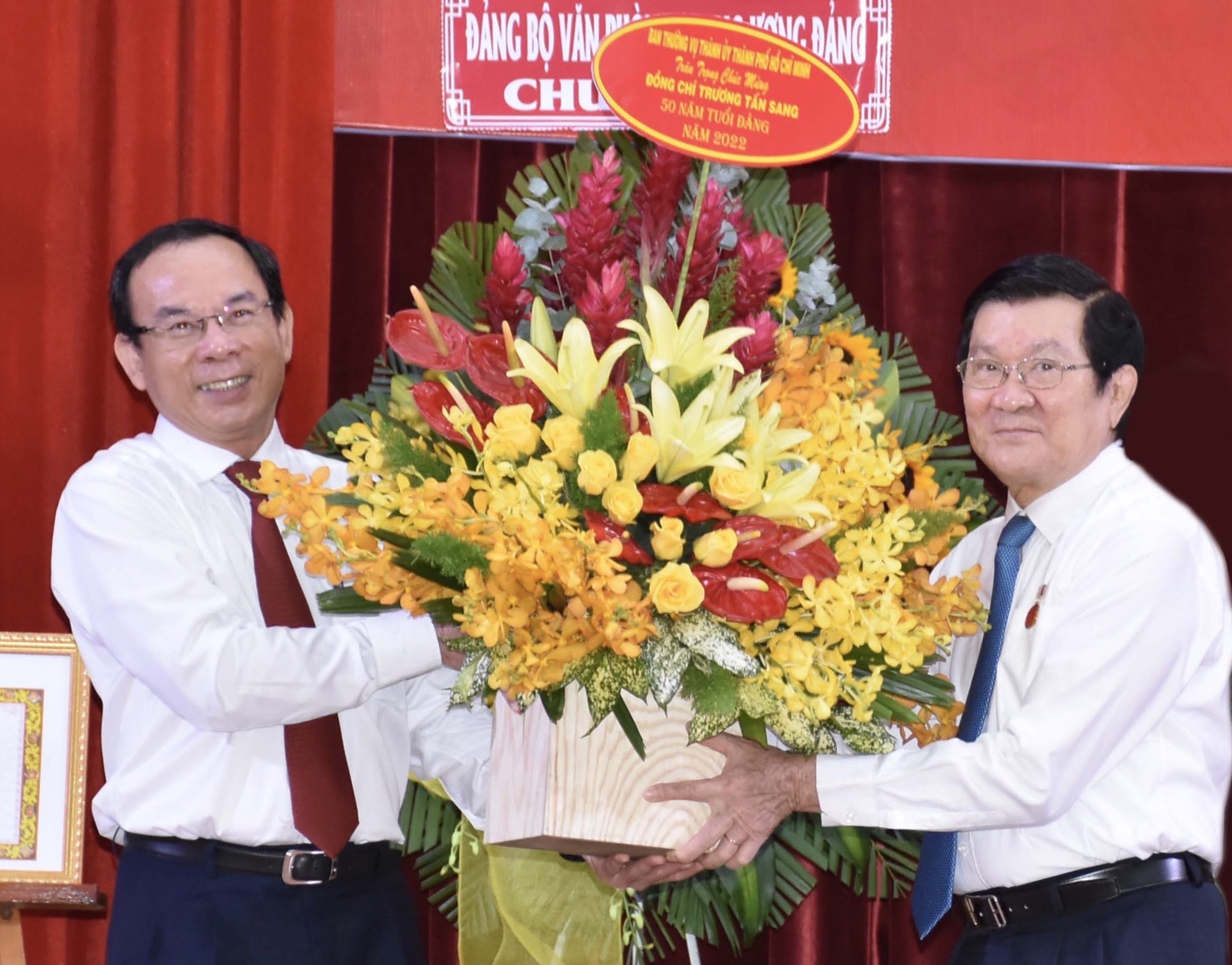 Trao Huy hiệu 50 năm tuổi Đảng cho nguyên Chủ tịch nước Trương Tấn Sang - Ảnh 2.