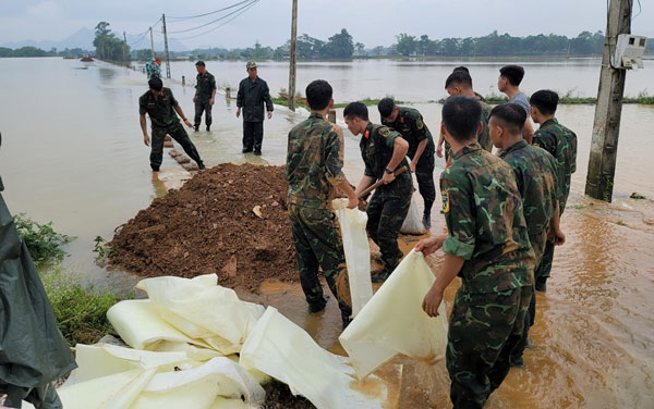 Nhiều địa phương khẩn trương khắc phục hậu quả mưa lũ - Ảnh 1.