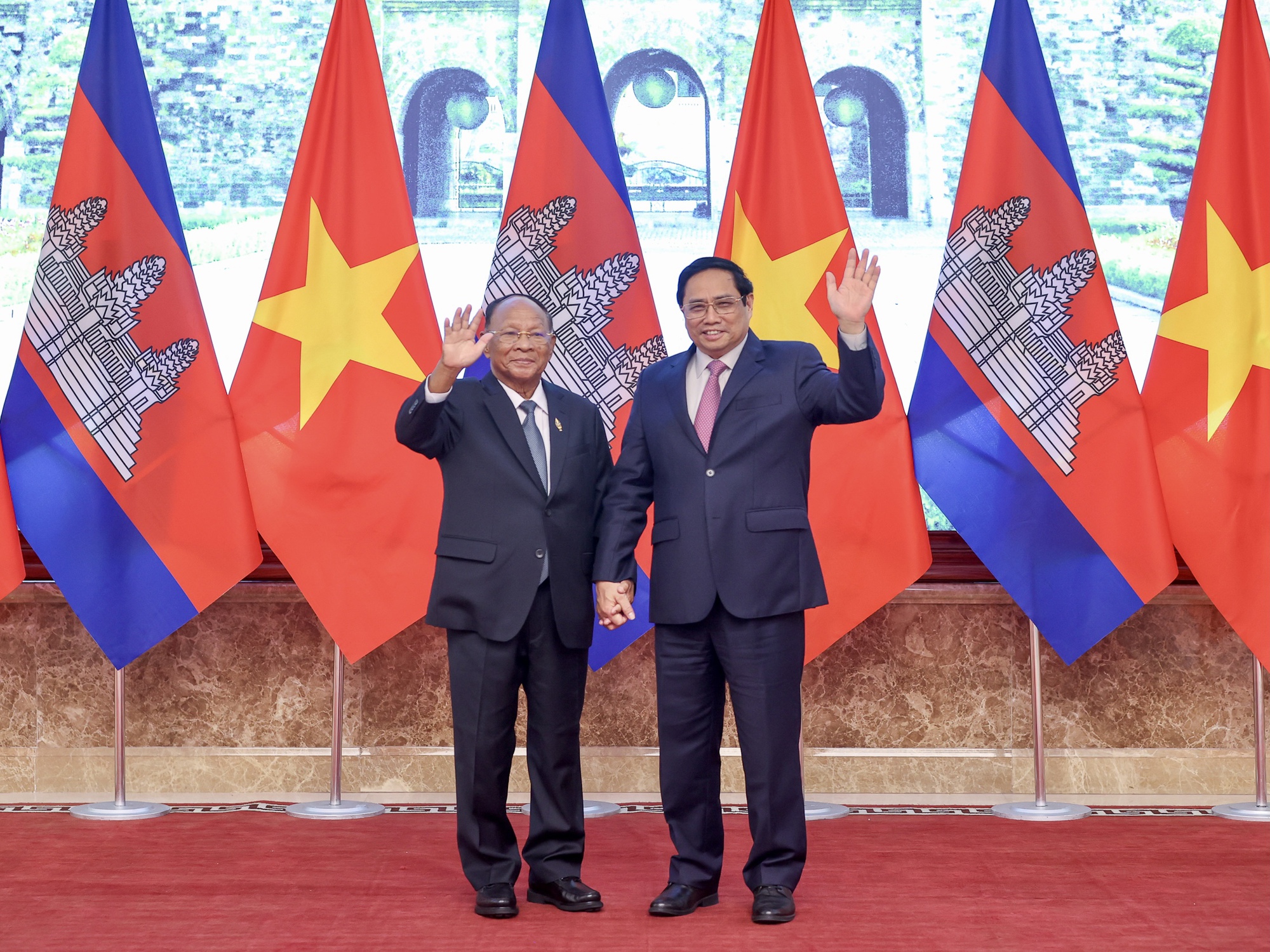 Đầu tư Việt Nam tại Campuchia: Việc đầu tư của Việt Nam tại Campuchia đã tạo ra nhiều tiềm năng phát triển kinh tế cho cả hai quốc gia. Với các dự án như đường sắt và điện gió, Việt Nam đang đóng góp vào việc xây dựng một khu vực Đông Nam Á phát triển và ổn định hơn. Hãy thưởng thức hình ảnh liên quan đến đầu tư của Việt Nam tại Campuchia để hiểu rõ hơn về mối quan hệ này.