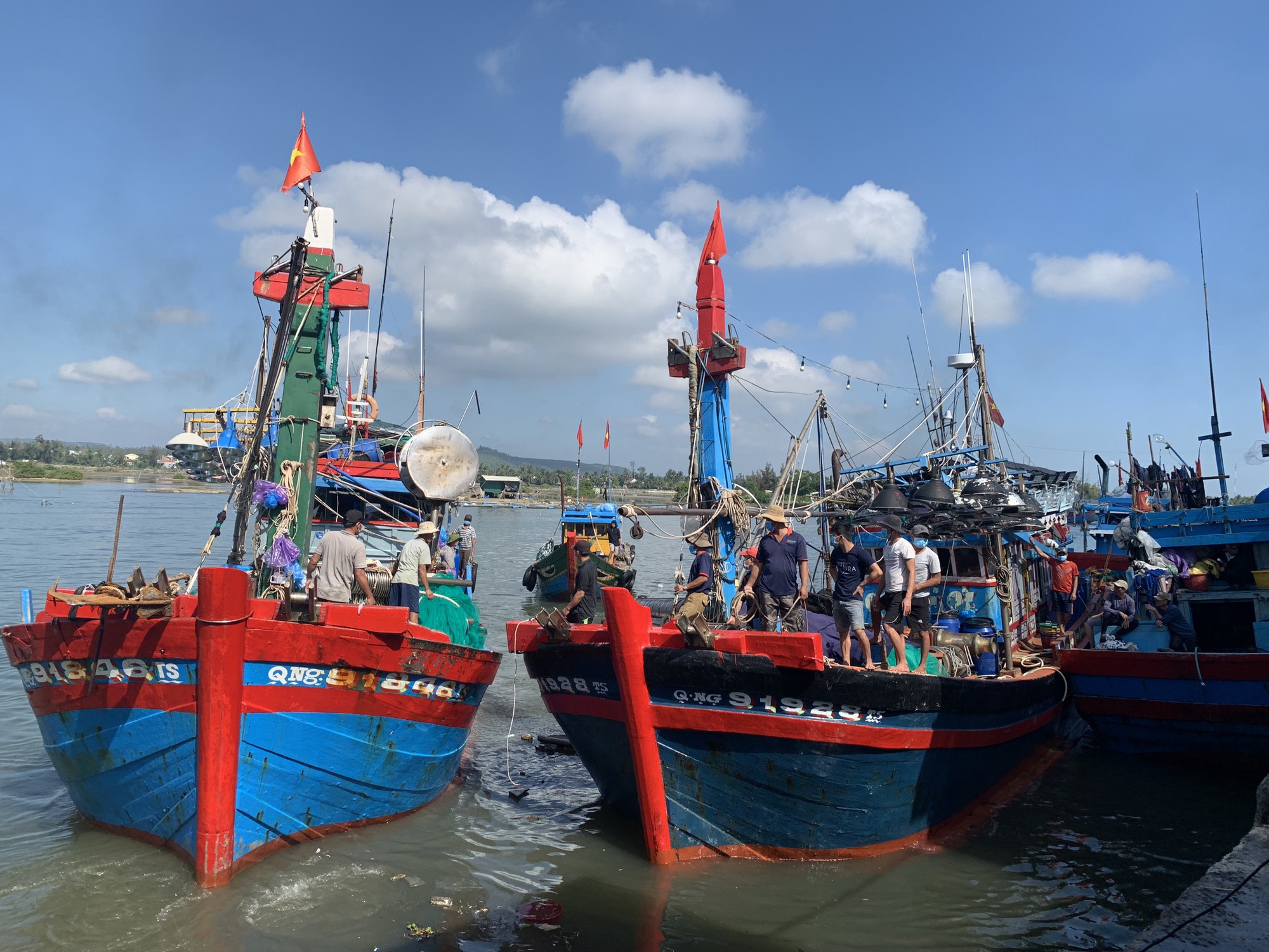 Ý thức ngư dân là yếu tố cốt lõi để bảo vệ sự phát triển bền vững của ngành đánh bắt thủy hải sản. Hãy xem hình ảnh liên quan để tìm hiểu thêm về cách ngư dân Việt Nam đã nỗ lực giữ gìn tài nguyên biển và góp phần bảo vệ môi trường.