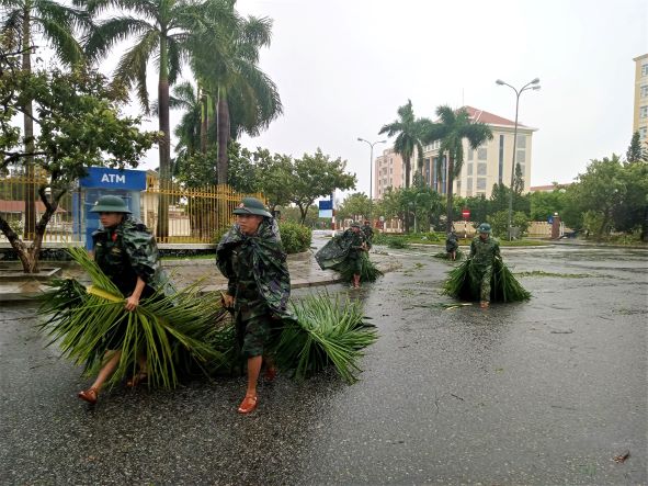 Quân khu 5 khẩn trương giúp dân khắc phục hậu quả bão - Ảnh 4. Quân khu 5 khẩn trương giúp dân khắc phục hậu quả bão - Ảnh 4.