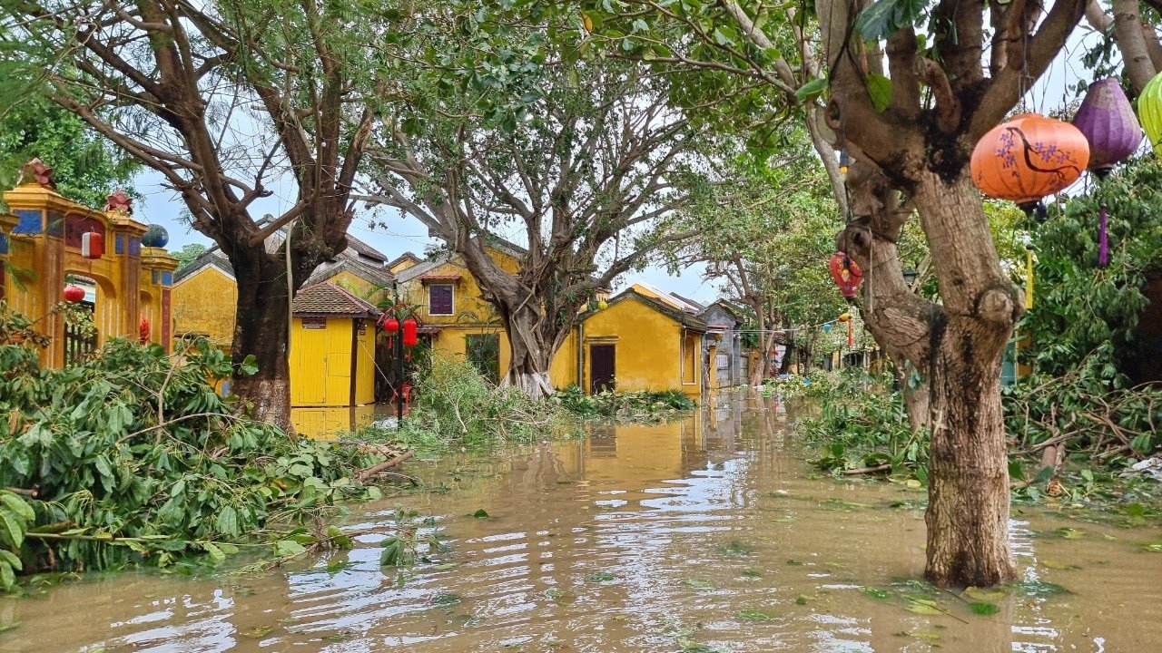 Hình ảnh lũ lụt miền Trung ngập tràn báo chí nước ngoài  Báo Người lao động