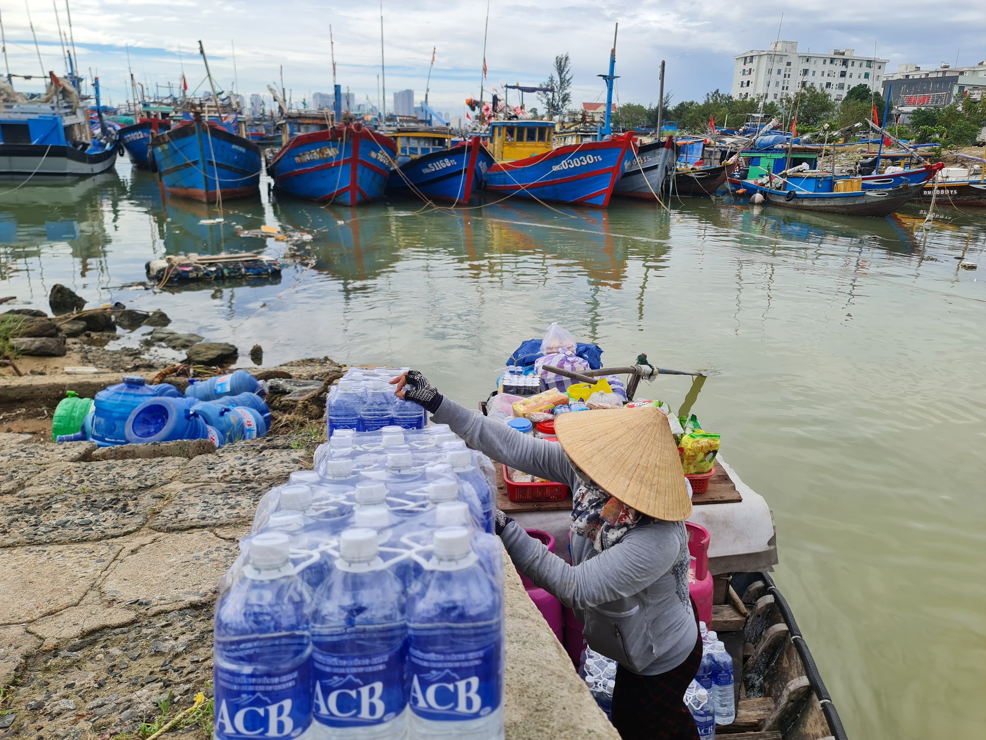 Chùm ảnh: Ngư dân miền Trung hối hả chuẩn bị vươn khơi sau bão - Ảnh 9.