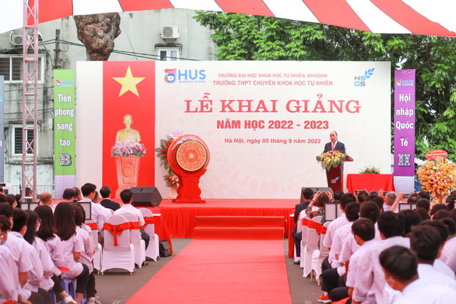 Chủ tịch nước Nguyễn Xuân Phúc dự Lễ khai giảng năm học mới tại Trường THPT chuyên Khoa học Tự nhiên - Ảnh 1.