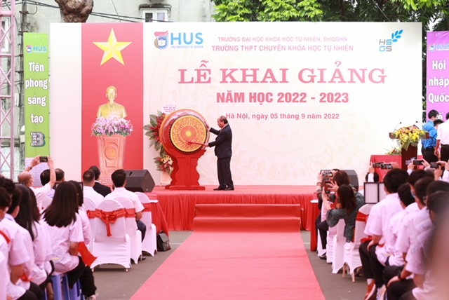 Chủ tịch nước Nguyễn Xuân Phúc dự Lễ khai giảng năm học mới tại Trường THPT chuyên Khoa học Tự nhiên - Ảnh 4.