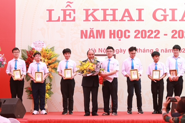 Chủ tịch nước Nguyễn Xuân Phúc dự Lễ khai giảng năm học mới tại Trường THPT chuyên Khoa học Tự nhiên - Ảnh 2.