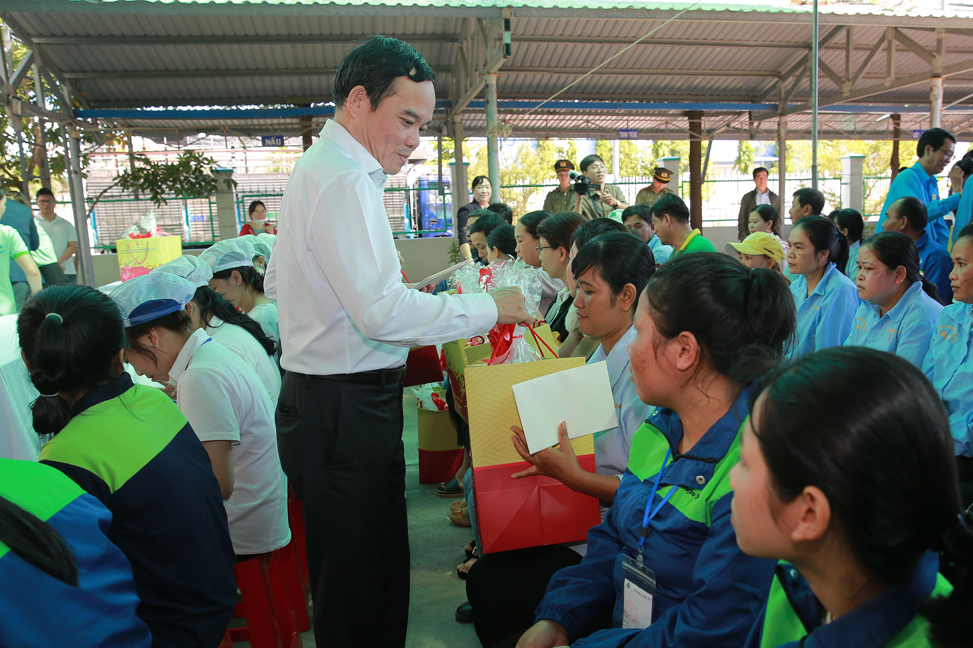 Phó Thủ tướng Trần Lưu Quang tặng quà Tết gia đình chính sách, hộ nghèo tỉnh Ninh Thuận - Ảnh 6.