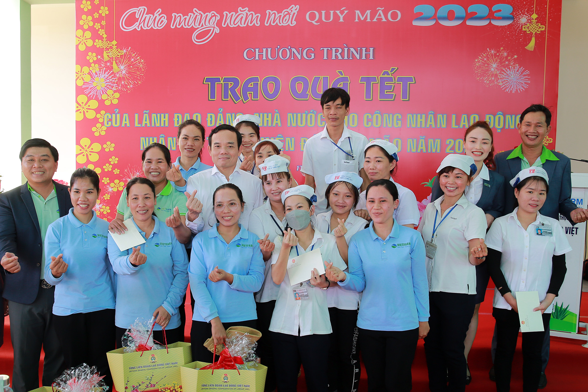 Phó Thủ tướng Trần Lưu Quang tặng quà Tết gia đình chính sách, hộ nghèo tỉnh Ninh Thuận - Ảnh 7.