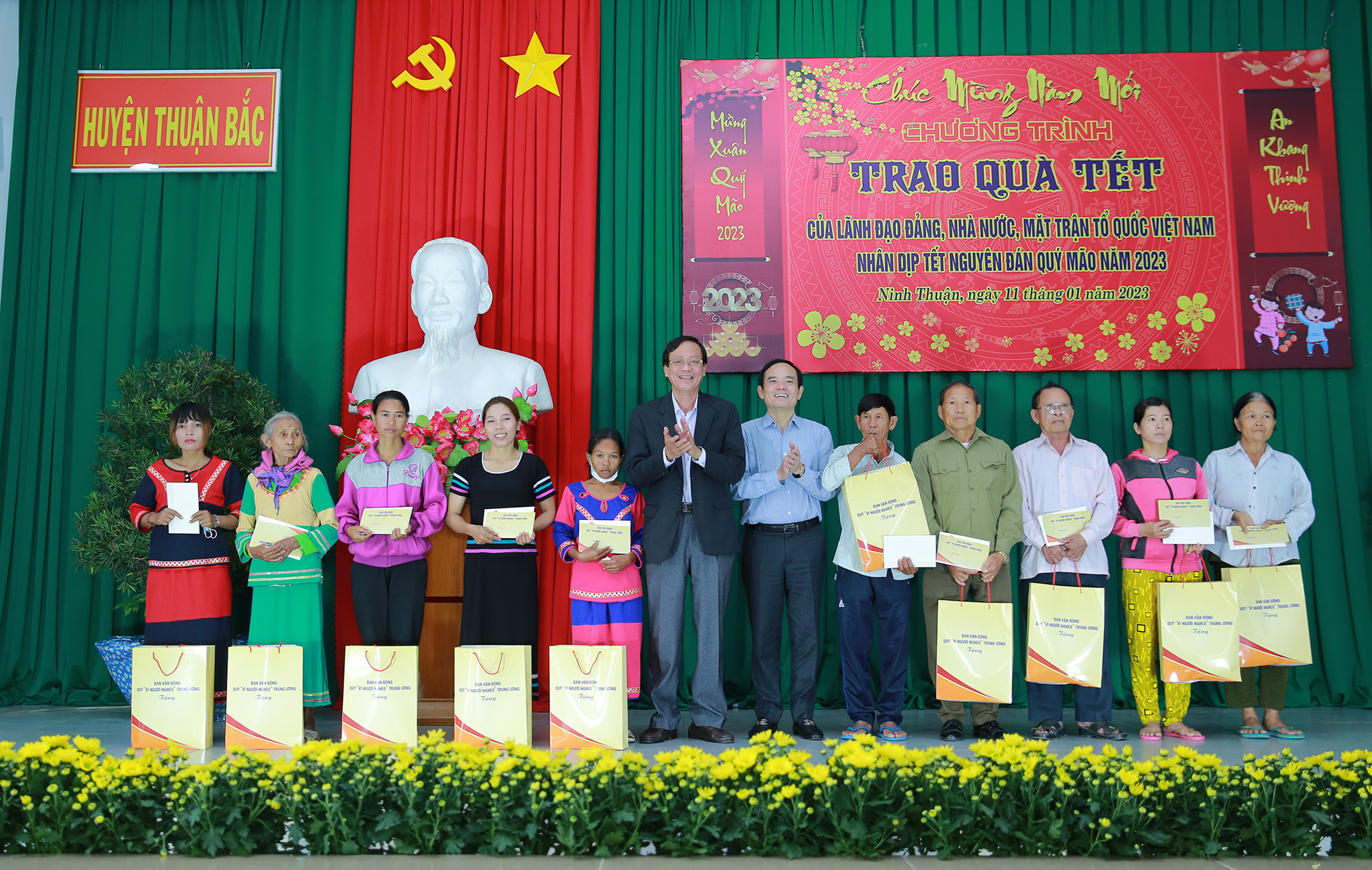Phó Thủ tướng Trần Lưu Quang tặng quà Tết gia đình chính sách, hộ nghèo tỉnh Ninh Thuận - Ảnh 8.
