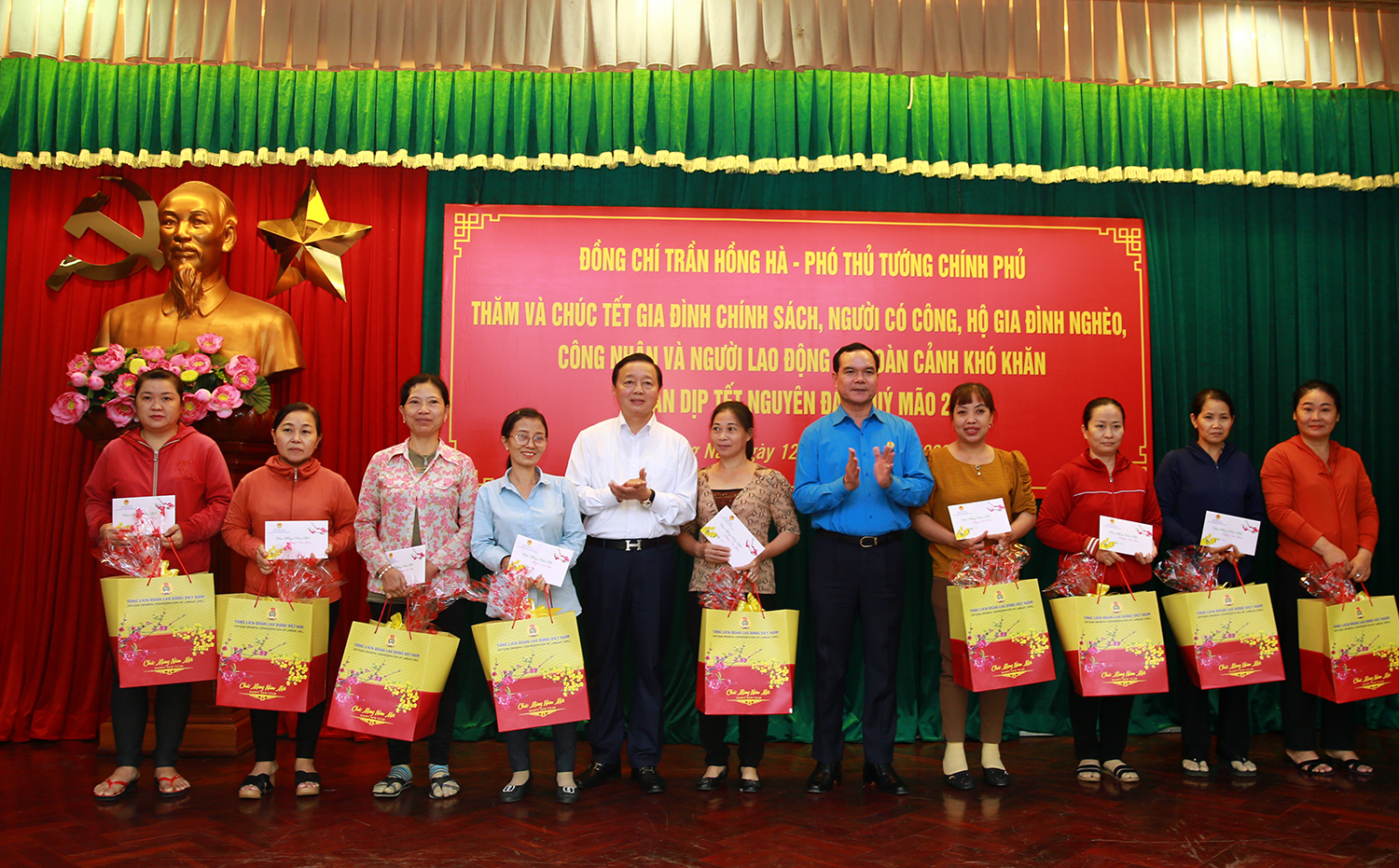 Phó Thủ tướng Trần Hồng Hà tặng quà Tết gia đình chính sách, hộ nghèo tỉnh Đồng Nai - Ảnh 1.