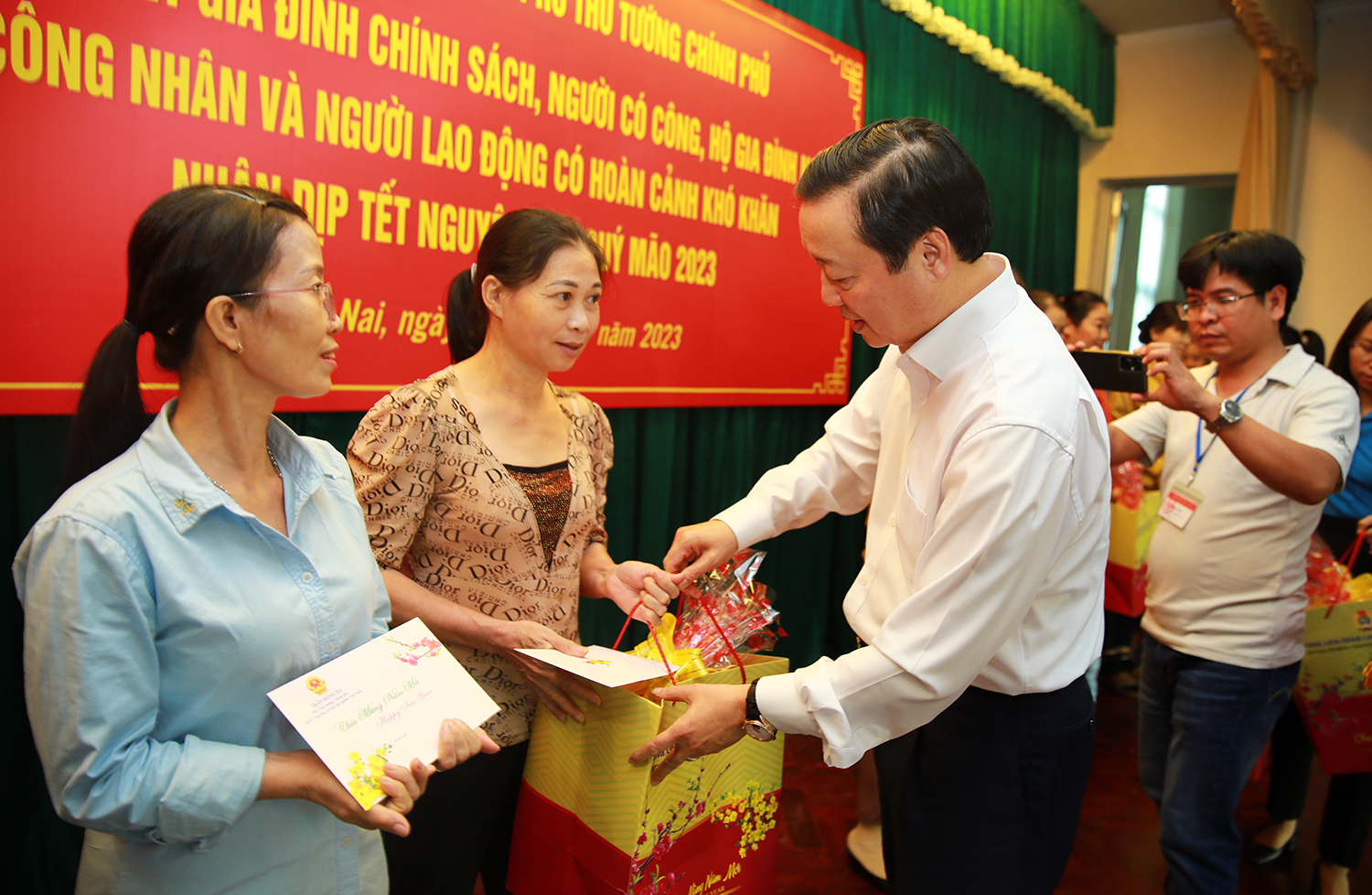 Phó Thủ tướng Trần Hồng Hà tặng quà Tết gia đình chính sách, hộ nghèo tỉnh Đồng Nai - Ảnh 5.