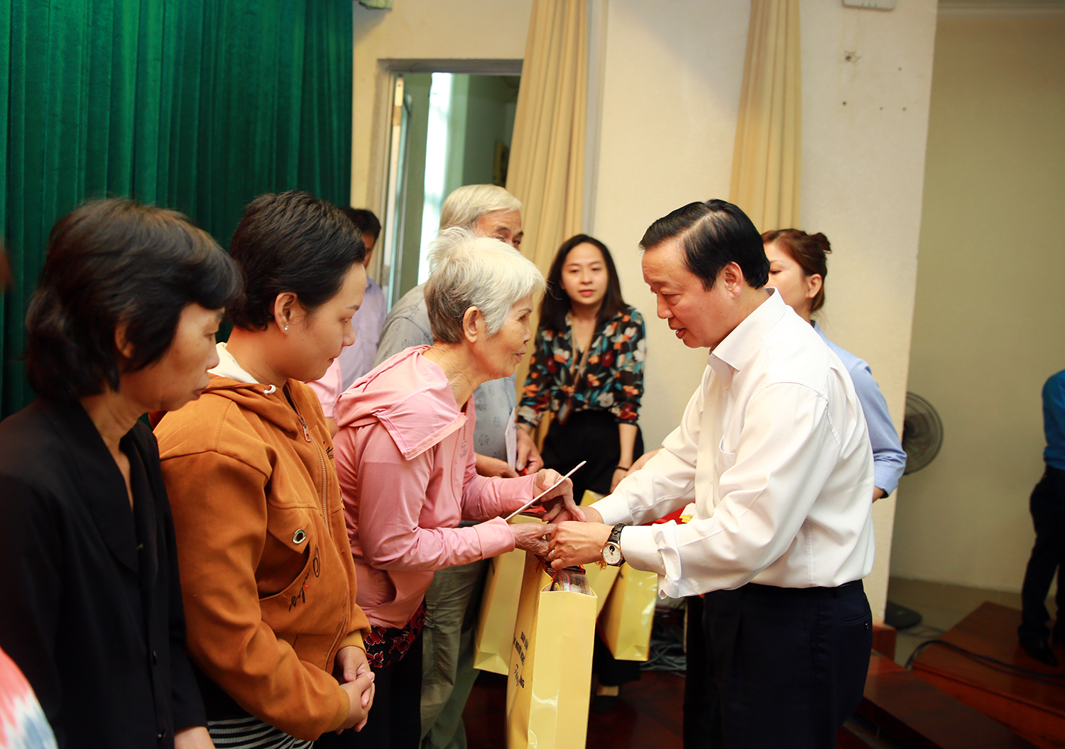 Phó Thủ tướng Trần Hồng Hà tặng quà Tết gia đình chính sách, hộ nghèo tỉnh Đồng Nai - Ảnh 2.
