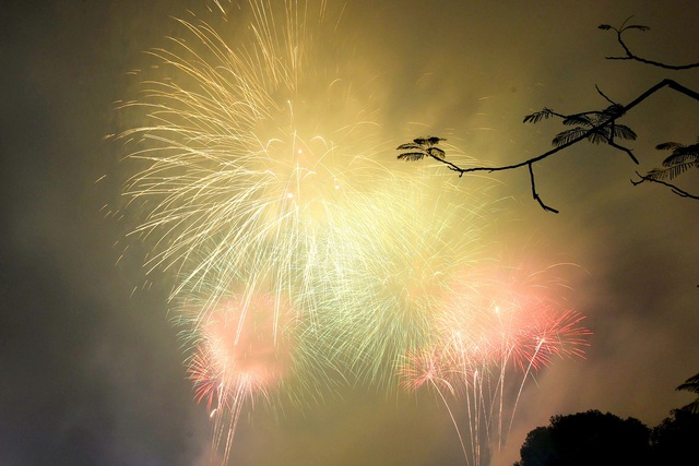 Rực rỡ pháo hoa đón chào năm mới trên khắp đất nước - Ảnh 2.