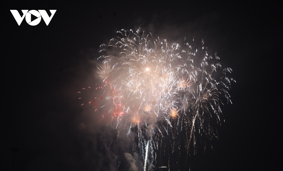 Rực rỡ pháo hoa đón chào năm mới trên khắp đất nước - Ảnh 13.