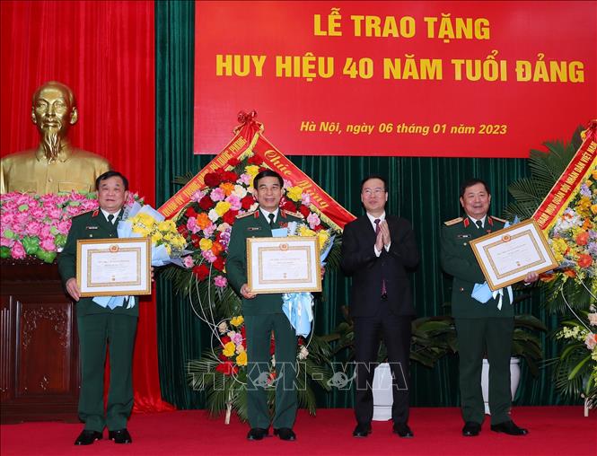 Trao Huy hiệu 40 năm tuổi Đảng tặng các đồng chí lãnh đạo Bộ Quốc phòng - Ảnh 2.